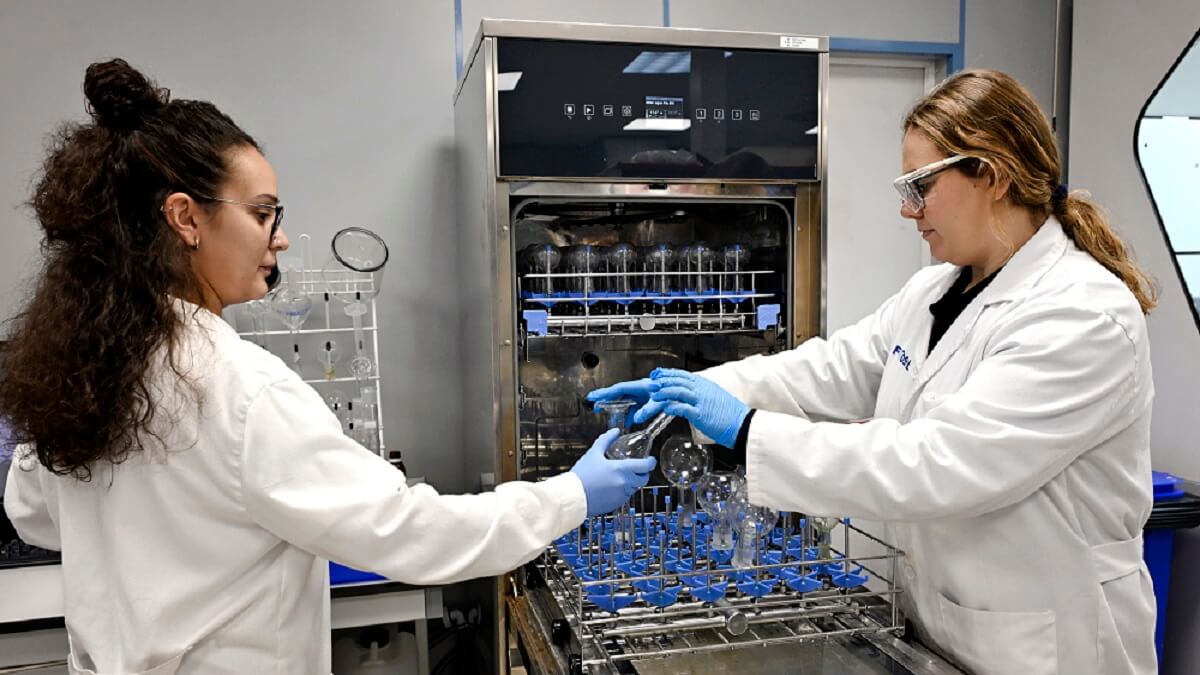 Belén encontró empleo en un laboratorio gracias a Incorpora - © Juanchi López. Fundación "la Caixa"