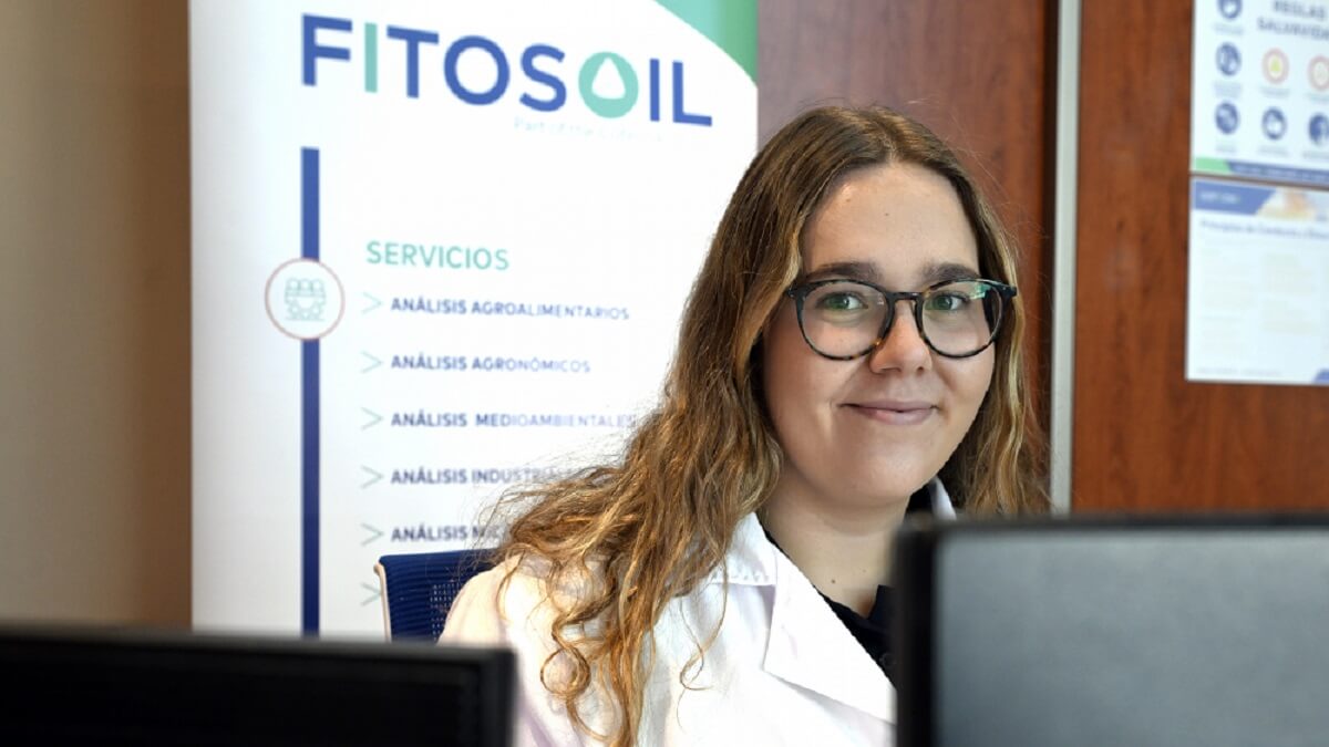 Belén es una joven con discapacidad intelectual que ha encontrado trabajo con Incorpora - © Juanchi López. Fundación "la Caixa"