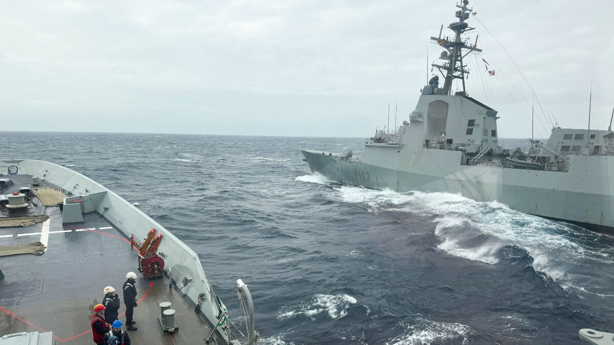 <p>La pretensión es conseguir una Marina de Guerra con capacidad para anticiparse a los acontecimientos y que sea referente internacional en el ámbito marítimo. En imagen, las fragatas de la clase F-100 Juan de Borbón y Blas de Lezo - PHOTO/Armada</p>