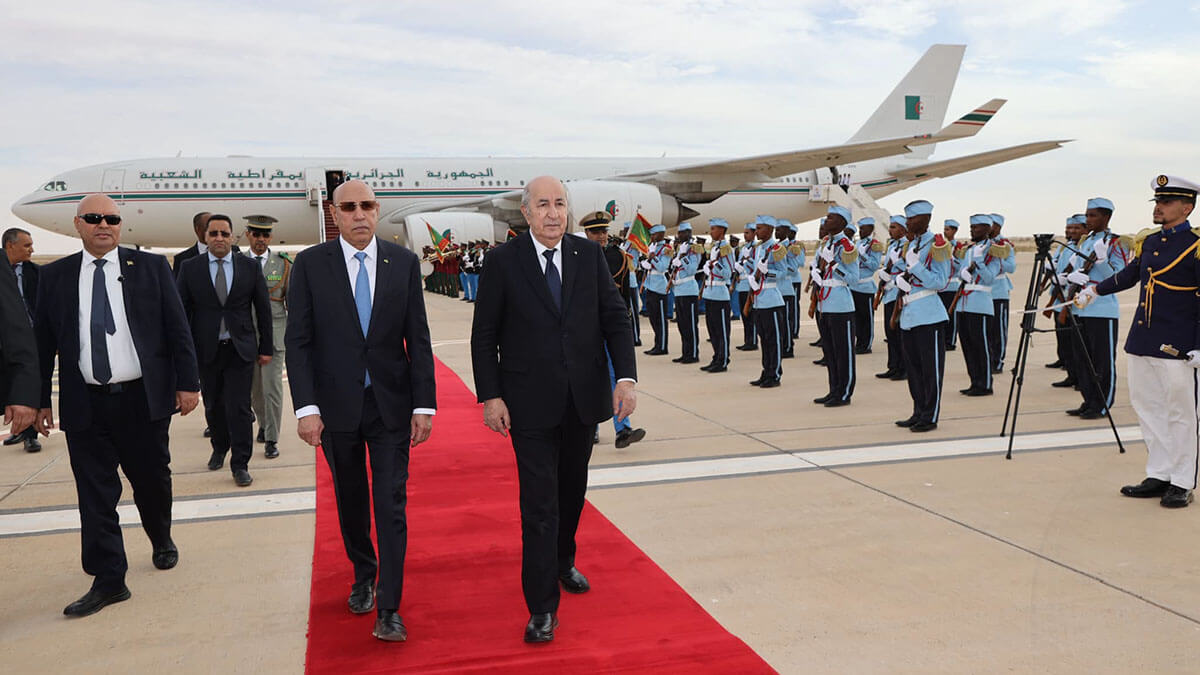 Mohamed Ould Ghazouani, presidente de la República Islámica de Mauritania, y Abdelmadjid Tebboune, presidente de Argelia, en el Aeropuerto Internacional de Houari Boumediene durante la primera visita de un presidente argelino al país mauritano en 37 años - PHOTO/AlgerianPresidency