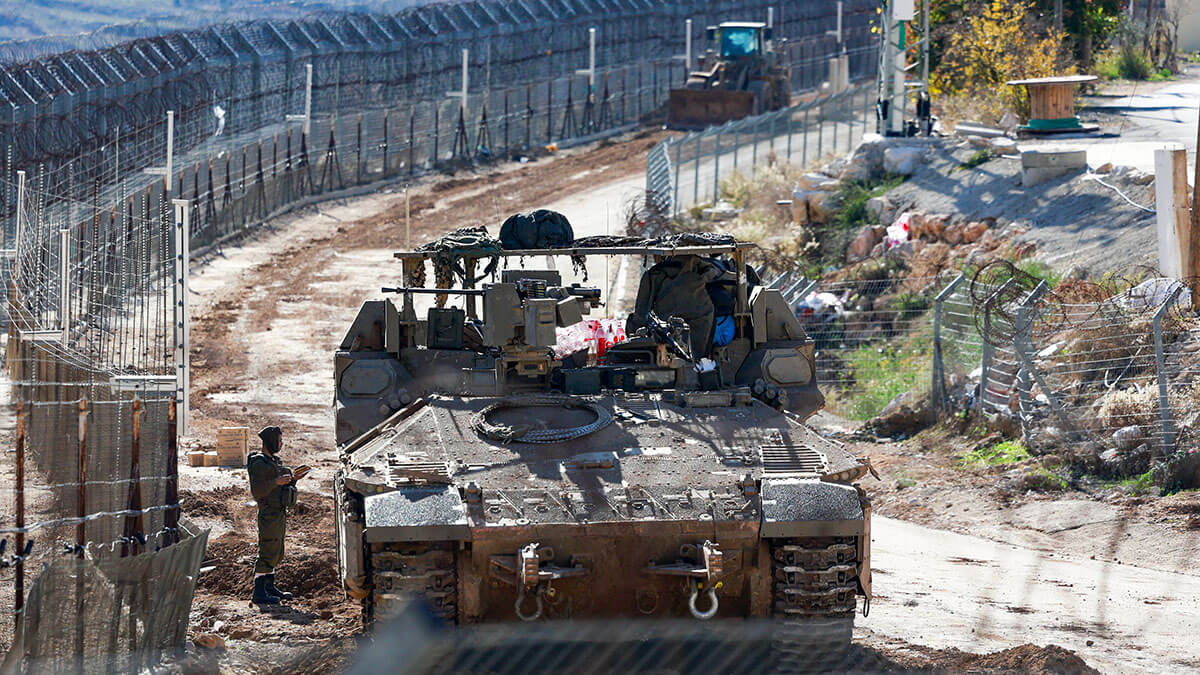 Vehículo militar, cerca de la línea de alto el fuego entre Siria y los Altos del Golán ocupados por Israel, el 9 de diciembre de 2024 - REUTERS/ AMMAR AWAD