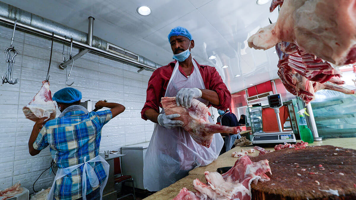 Carniceros preparan carne en un mercado de la capital sudanesa, Jartum - PHOTO/ ARCHIVO
