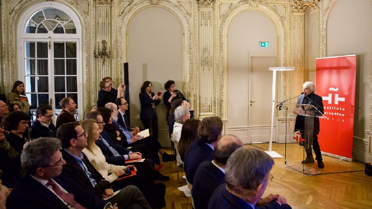 Adonis recibe el Premio Internacional Joan Margarit de Poesía en el Instituto Cervantes de París