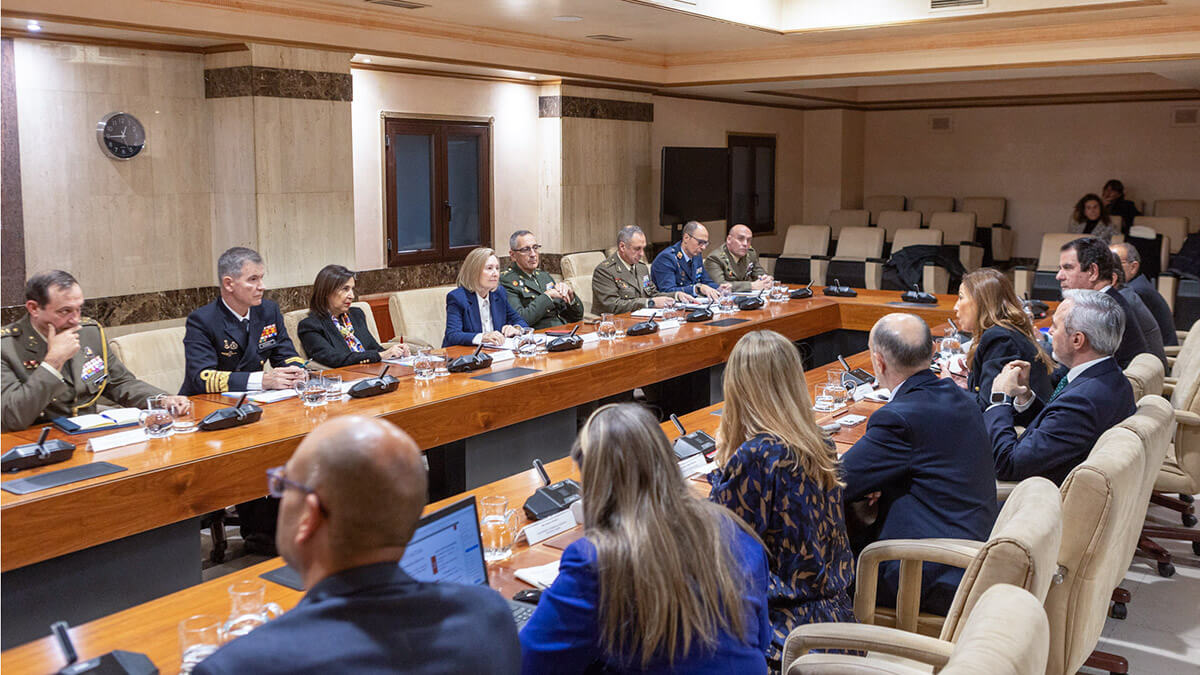 La delegación de autoridades aragonesas se reunió en la sede central del Ministerio de Defensa de Madrid con la Margarita Robles, su secretaria de Estado, Amparo Valcarce, y sus colaboradores directos - PHOTO/MDE-Marco Romero