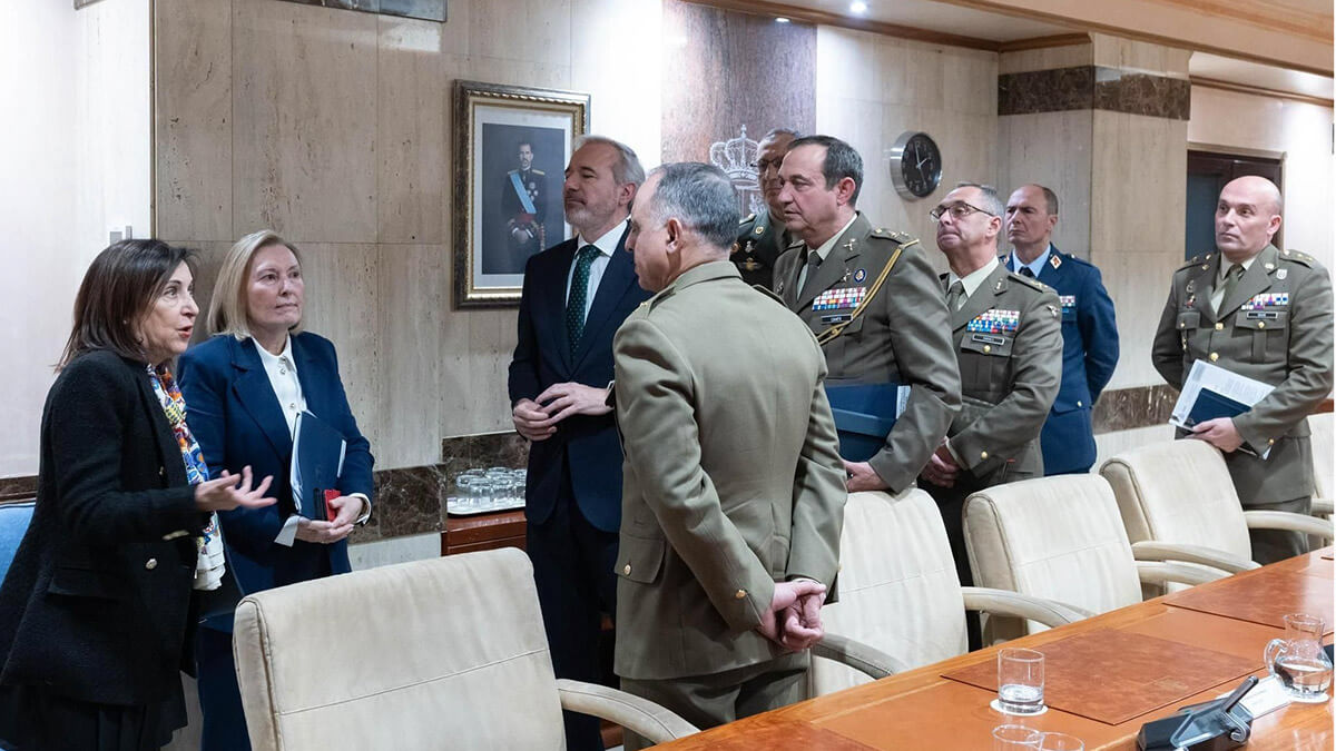 La ministra de Defensa, Margarita Robles, se ha comprometido con el presidente Azcón en que ambos presentarán en Zaragoza el proyecto en el mes de febrero - PHOTO/Gobierno de Aragón
