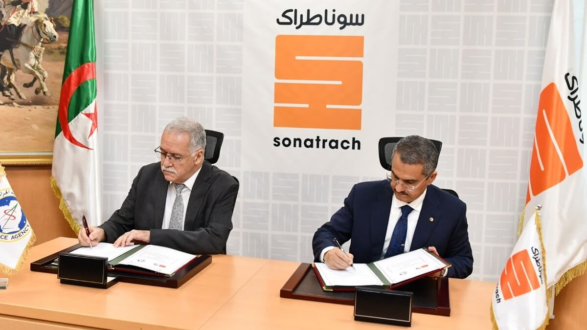Las explotaciones de petróleo y gas de la compañía estatal argelina Sonatrach las vigilan desde el espacio los satélites AlSat 2A y 2B, que supervisan la existencia de fugas y roturas en las conducciones - PHOTO/ASAL