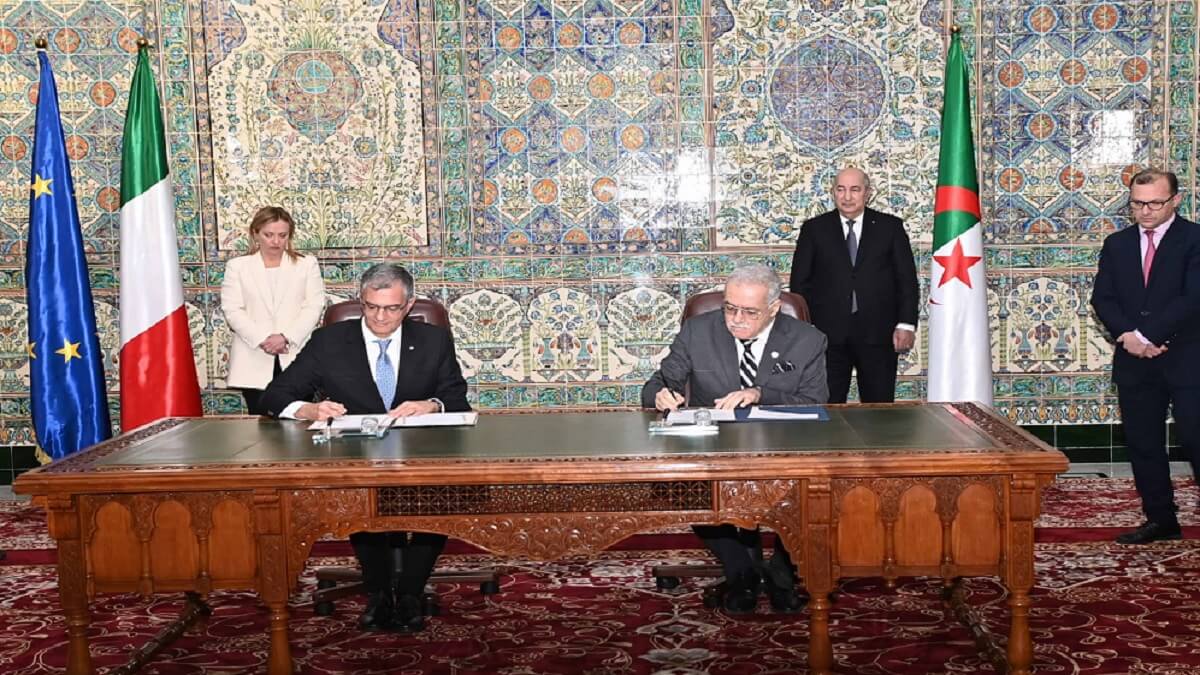 El director general de la ASAL, Azzedine Oussedik, suscribe un acuerdo de cooperación con el presidente de la Agencia Espacial Italiana, Giorgio Saccoccia, en presencia de la primera ministra Meloni y el presidente Tebboune - PHOTO/ASAL