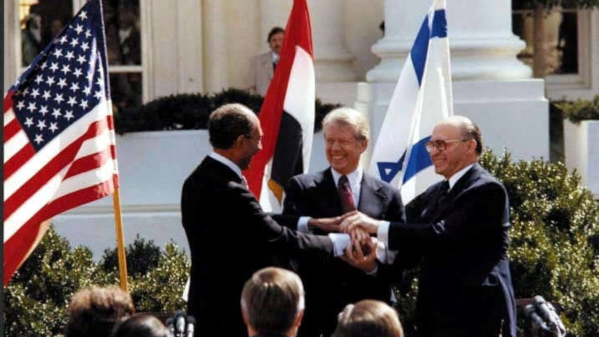 El expresidente Jimmy Carter con el presidente egipcio, Anwar Sadat, y el primer ministro, Menachem Begin - Library/National Archives via Reuters