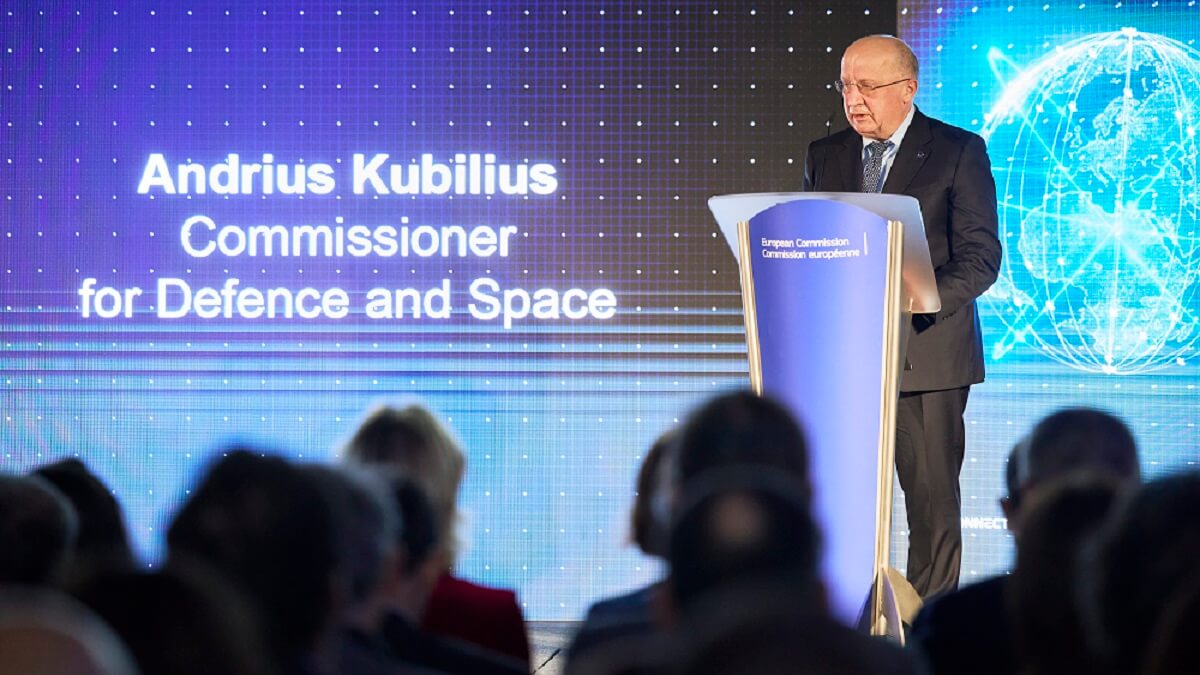 En la firma de la concesión, el comisario de Defensa y Espacio, el lituano Andrius Kubilius, ha afirmado que no se trata sólo de un proyecto satelital sino de la visión de una Europa más fuerte, más conectada y más resistente - PHOTO/EU-ESA-P. Sebirot