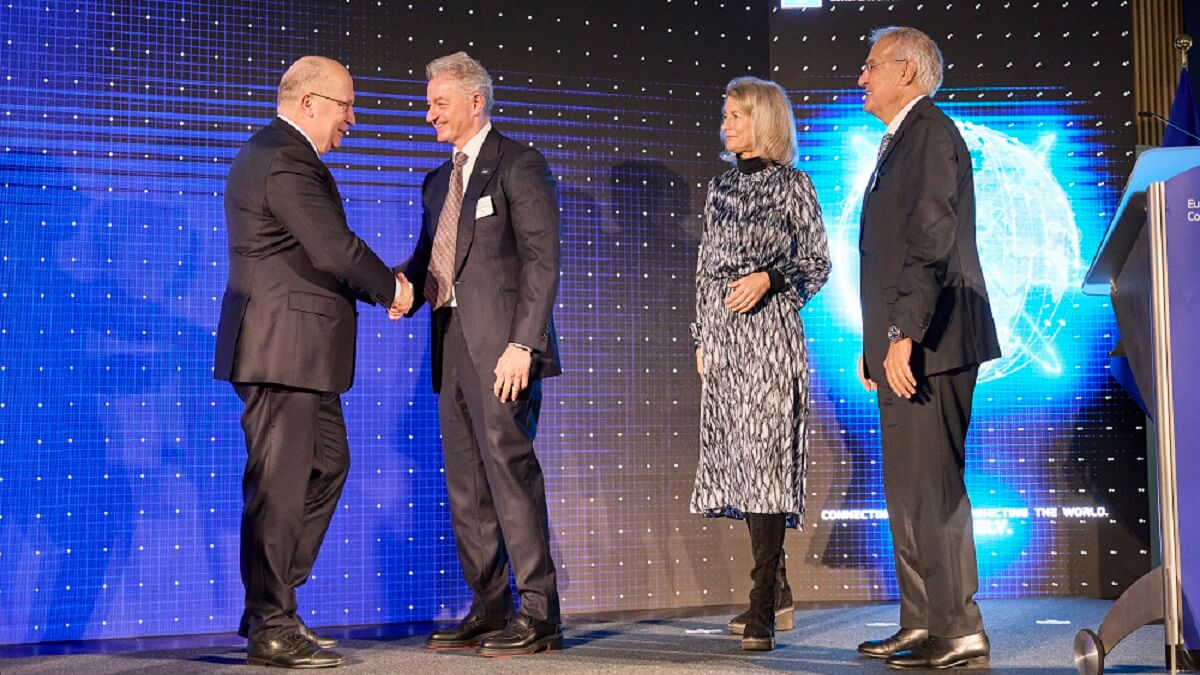 El comisario europeo de Defensa y Espacio, Andrius Kubilius, con el máximo directivo de SES, Adel al Saleh; de Eutelsat, Eva Berneke; e Hispasat, Miguel Ángel Panduro durante la ceremonia del 16 de diciembre en Bruselas - PHOTO/EU-ESA-P. Sebirot
