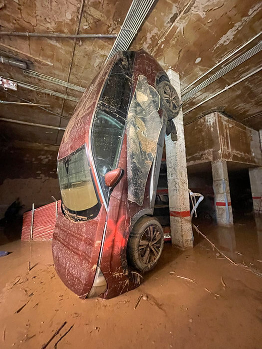 Posición en la que se encontró Arturo García su automóvil una vez pudo bajar al aparcamiento subterráneo del que escapó y pudo salvar la vida - PHOTO/Arturo García