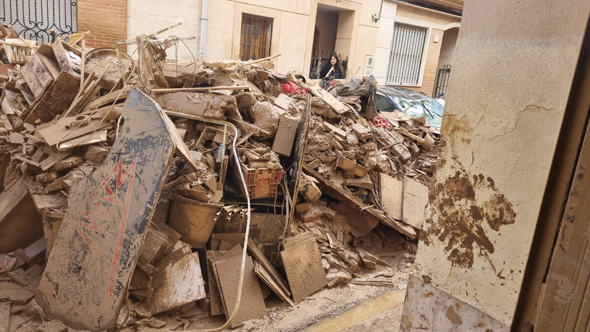 Vehículos y enseres y mobiliario guardados en aparcamientos subterráneos continúan saliendo a la calle para poder sanear las instalaciones - PHOTO/JV Baixaulí