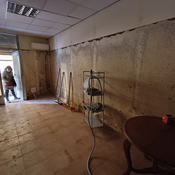 En la imagen se aprecia la altura a la que llegó el agua en una oficina de Catarroja, vaciada al tener que tirar todo el mobiliario y material de oficina arrasado por el agua y el lodo - PHOTO/JPons