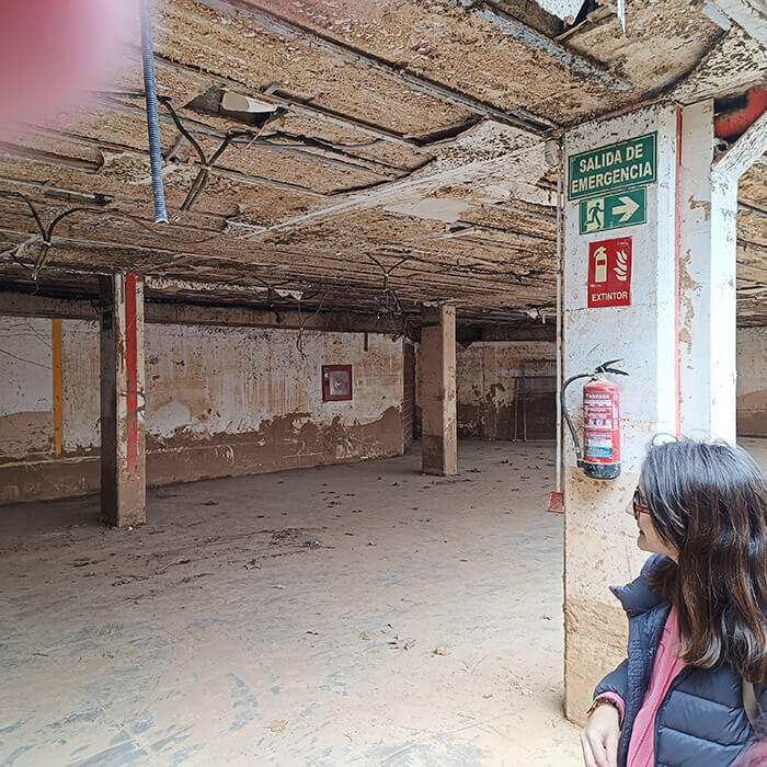 La planta baja e inferior del colegio Larrodé de Catarroja fue arrasado por las aguas y las cañas, que devoró el techo del comedor y las cocinas como se aprecia en la imagen - PHOTO/JPons
