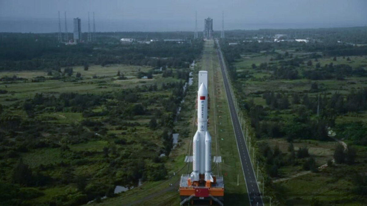 Con 68 despegues de diferentes vectores, la Agencia Espacial de China ha logrado con grandes esfuerzos superar por uno la cifra de lanzamientos de 2023. En imagen un cohete Larga Marcha 5B en la base espacial de Wenchang - PHOTO/CASC