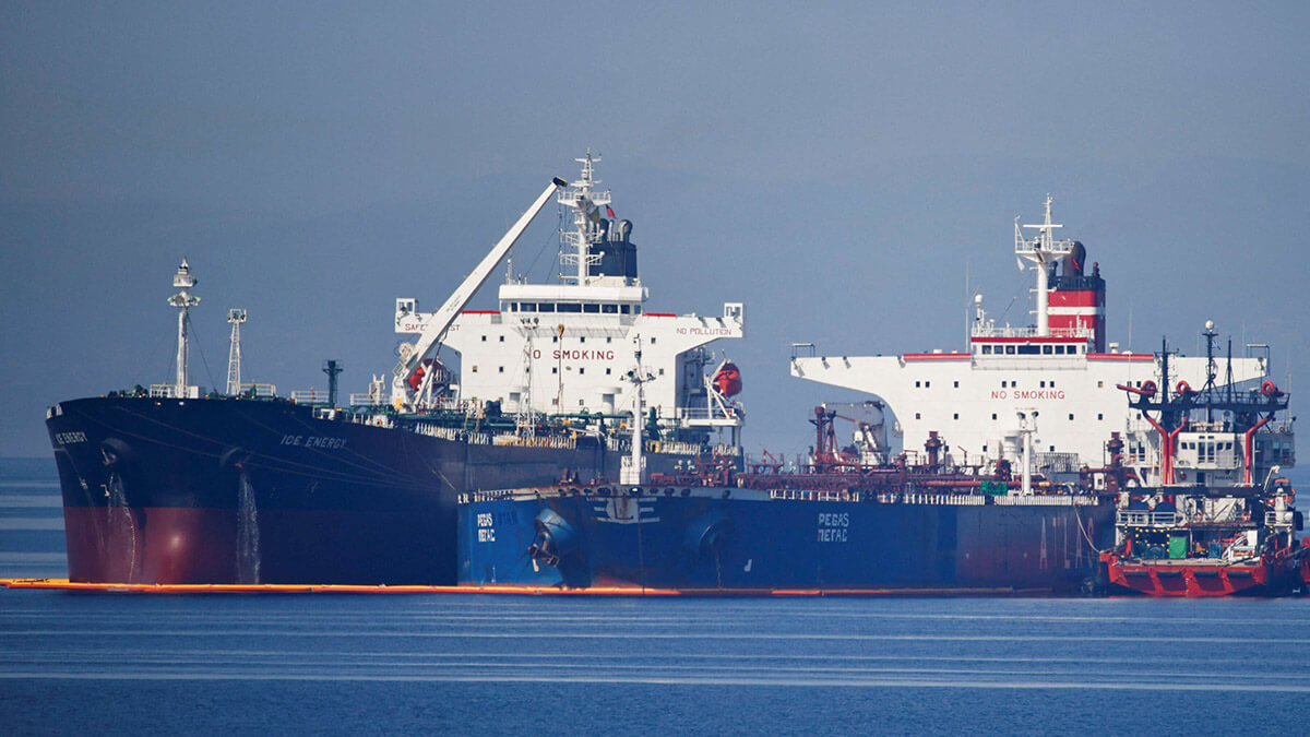 El petrolero de bandera liberiana Ice Energy transfiere petróleo crudo desde el petrolero de bandera iraní Lana (ex Pegas), frente a la costa de Karystos, en la isla de Eubea, Grecia, el 26 de mayo de 2022 - REUTERS/ COSTAS BALTAS