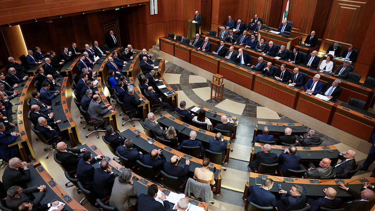 <p>Los legisladores libaneses se sientan en el parlamento el día que votan para elegir un presidente, en Beirut, Líbano, el 9 de enero de 2025 - REUTERS/ MOHAMED AZAKIR<br />
</p>