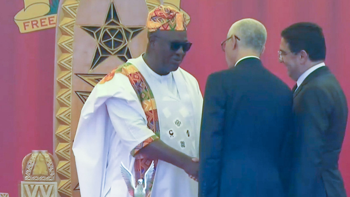El ministro de Asuntos Exteriores de Marruecos, Nasser Bourita (dcha.) saluda al nuevo presidente de Nigeria, John Dramani Mahama, tras la ceremonia de toma de posesión - PHOTO/@MarocDiplomatie