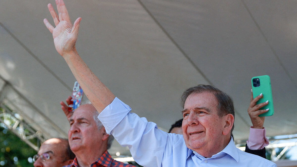 <p>El líder opositor venezolano Edmundo González saluda a sus partidarios en Santo Domingo, República Dominicana, el 9 de enero de 2025<br />
REUTERS/ERIKA SANTELLICES<br />
</p>