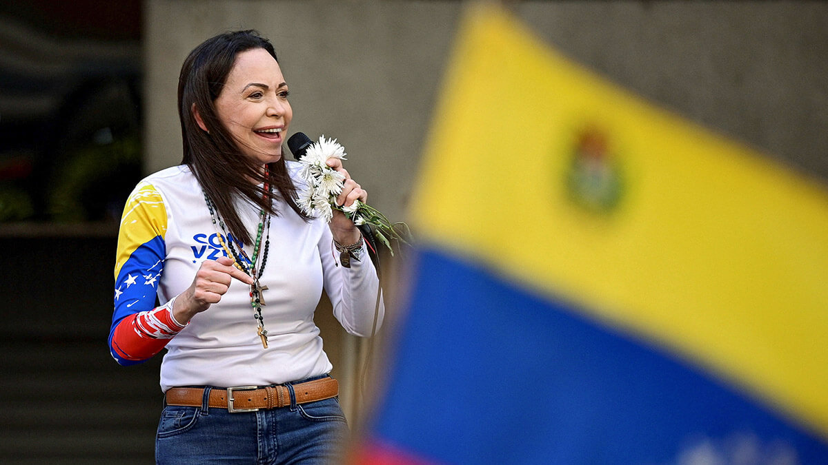 <p>La líder opositora venezolana María Corina Machado se dirige a sus partidarios en una protesta antes de la investidura el viernes del presidente Nicolás Maduro para su tercer mandato, en Caracas, Venezuela, el 9 de enero de 2025 - REUTERS/ GABY ORAA<br />
</p>
