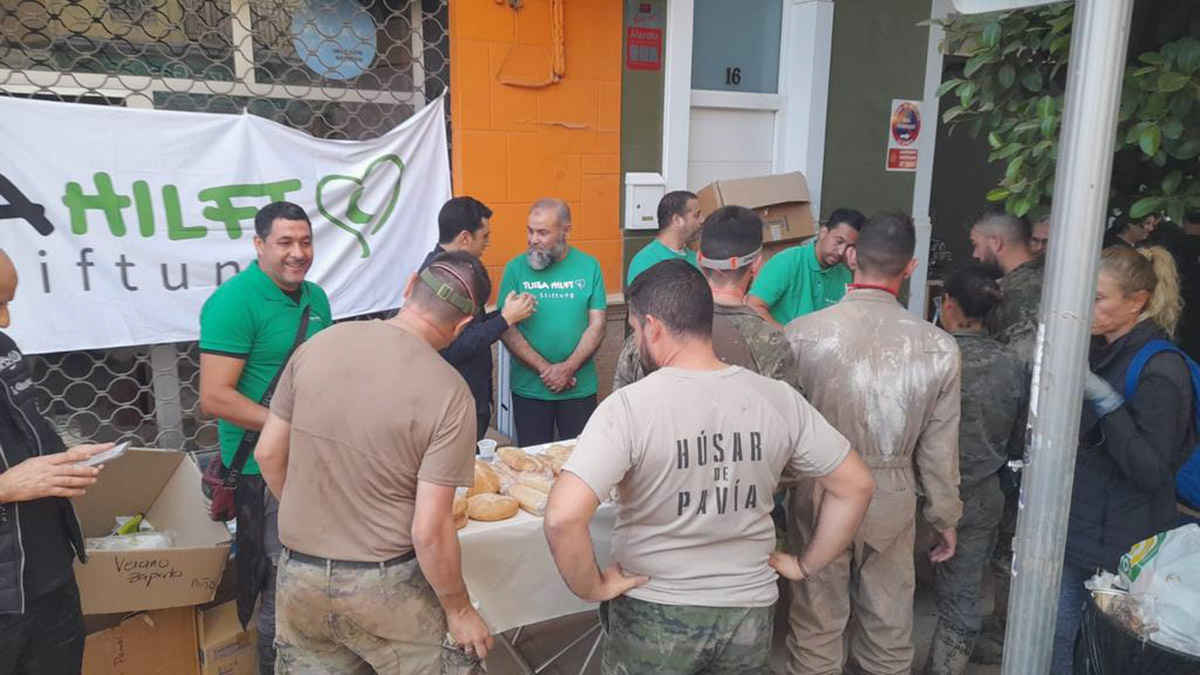 Voluntarios y ayudantes marroquíes en las zonas más afectadas por la DANA de Valencia el pasado 28 y 29 de octubre - PHOTO/CONSULADO DE MARRUECOS EN VALENCIA