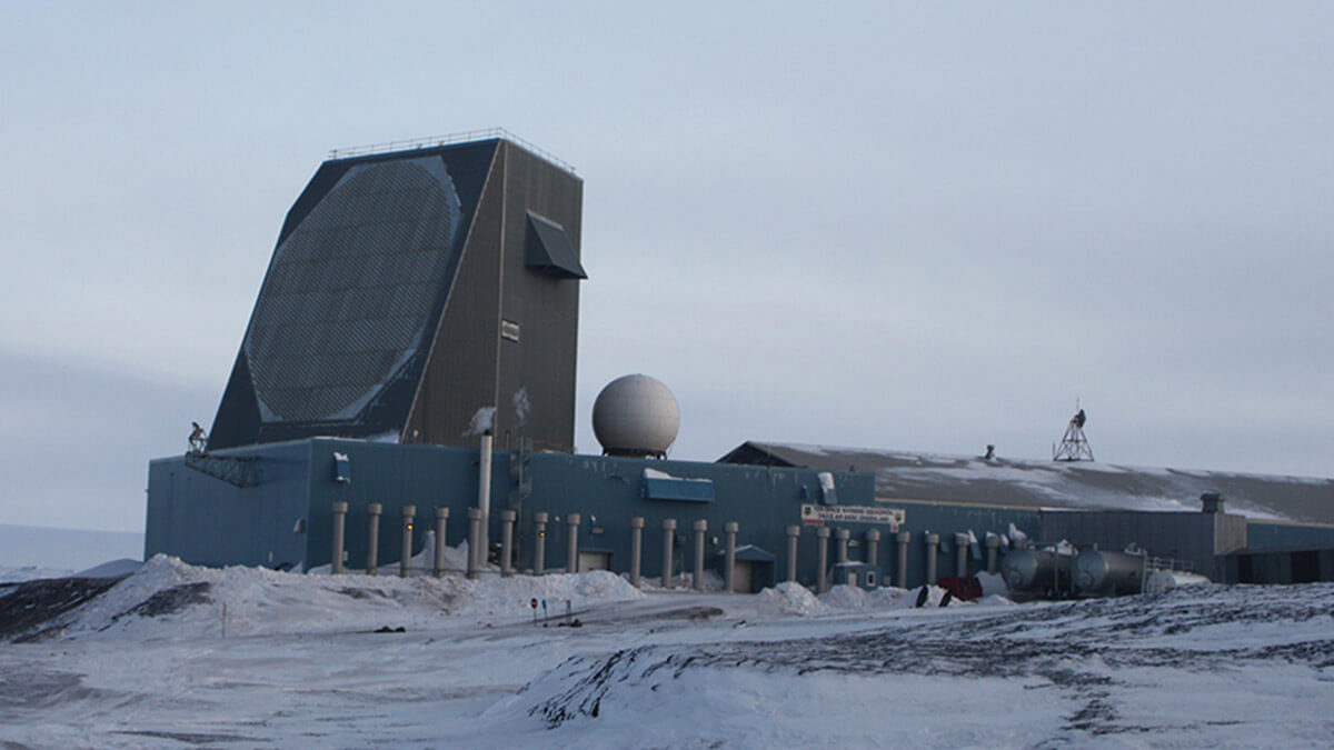 El Radar de Alerta Temprana AN/FPS-120 de Pituffik tiene una altura equivalente a diez pisos, abarca un acimut de 240 grados y su alcance supera los 4.000 kilómetros - PHOTO/USAF