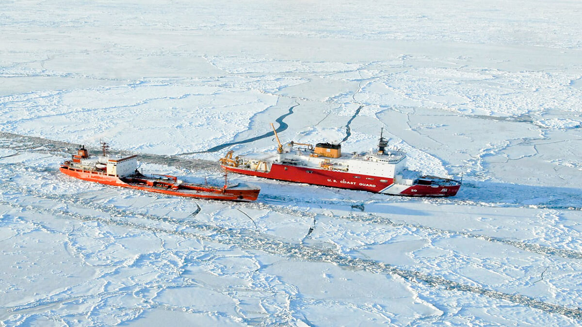 Rusia y China aspiran al control marítimo de la llamada Ruta del Norte. En imagen, un guardacostas de Estados Unidos junto a un carguero ruso en las temibles aguas del Ártico - PHOTO/US DoD