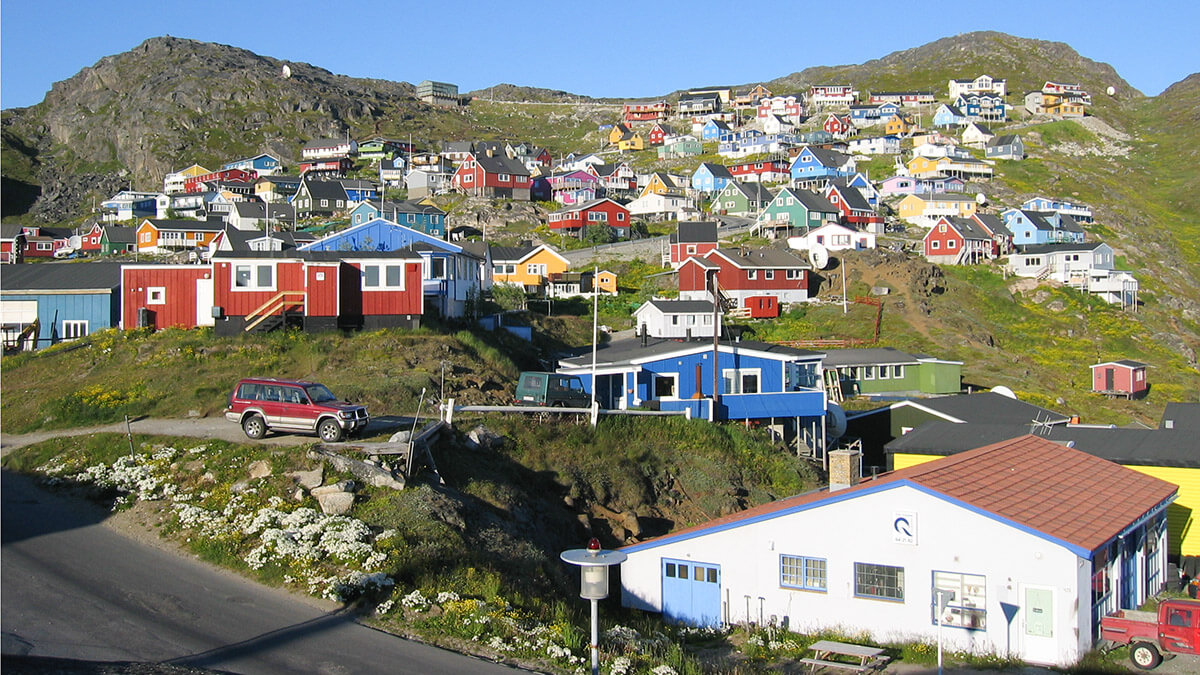 Las escasas poblaciones de Groenlandia están en la costa y separadas cientos de kilómetros entre sí. La más cercana a la base es Qaanaaq, de unos 600 habitantes que dista 104 kilómetros - PHOTO/Wikipedia dominio público 