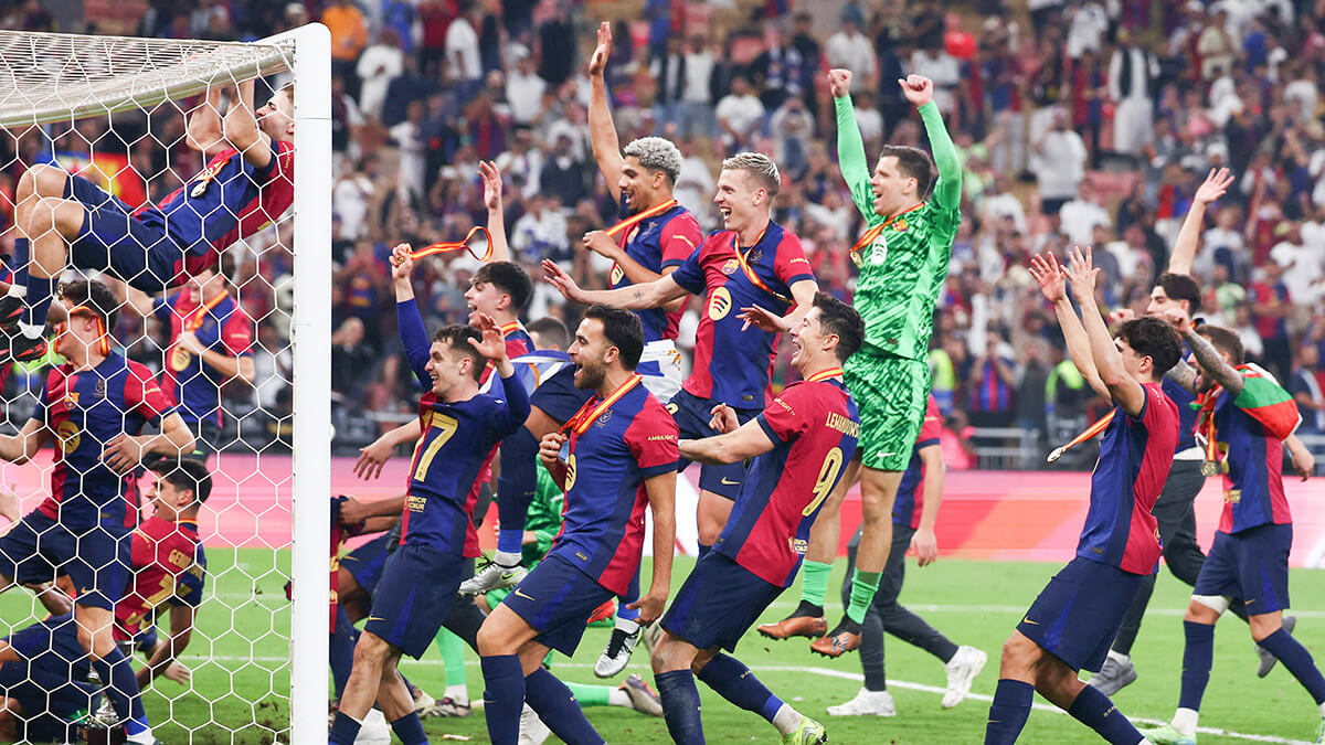 <p>Los jugadores del FC Barcelona corren hacia la portería mientras celebran la victoria en la Supercopa de España - REUTERS/ PEDRO NUNES </p>