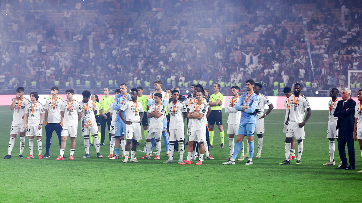 <p>Los jugadores del Real Madrid lucen abatidos con sus medallas de subcampeón - REUTERS/ PEDRO NUNES </p>