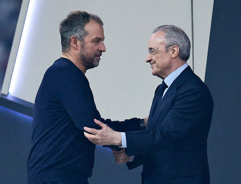 <p>El entrenador del FC Barcelona, Hansi Flick, estrecha la mano del presidente del Real Madrid, Florentino Pérez, después de que el FC Barcelona ganara la final de la Supercopa de España - PHOTO/REUTERS </p>