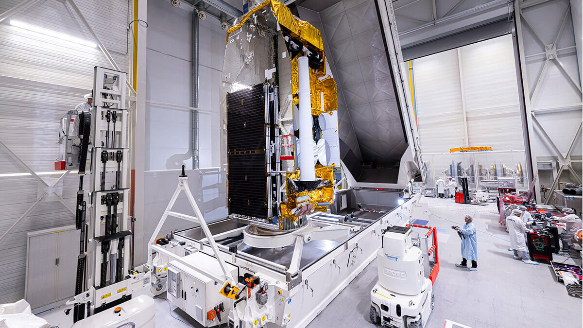 De grandes dimensiones y repleto de tecnología innovadora con un alto grado de contribución de la industria espacial española, viajó encerrado en un contenedor especial regulado en temperatura y presión - PHOTO/Airbus DS