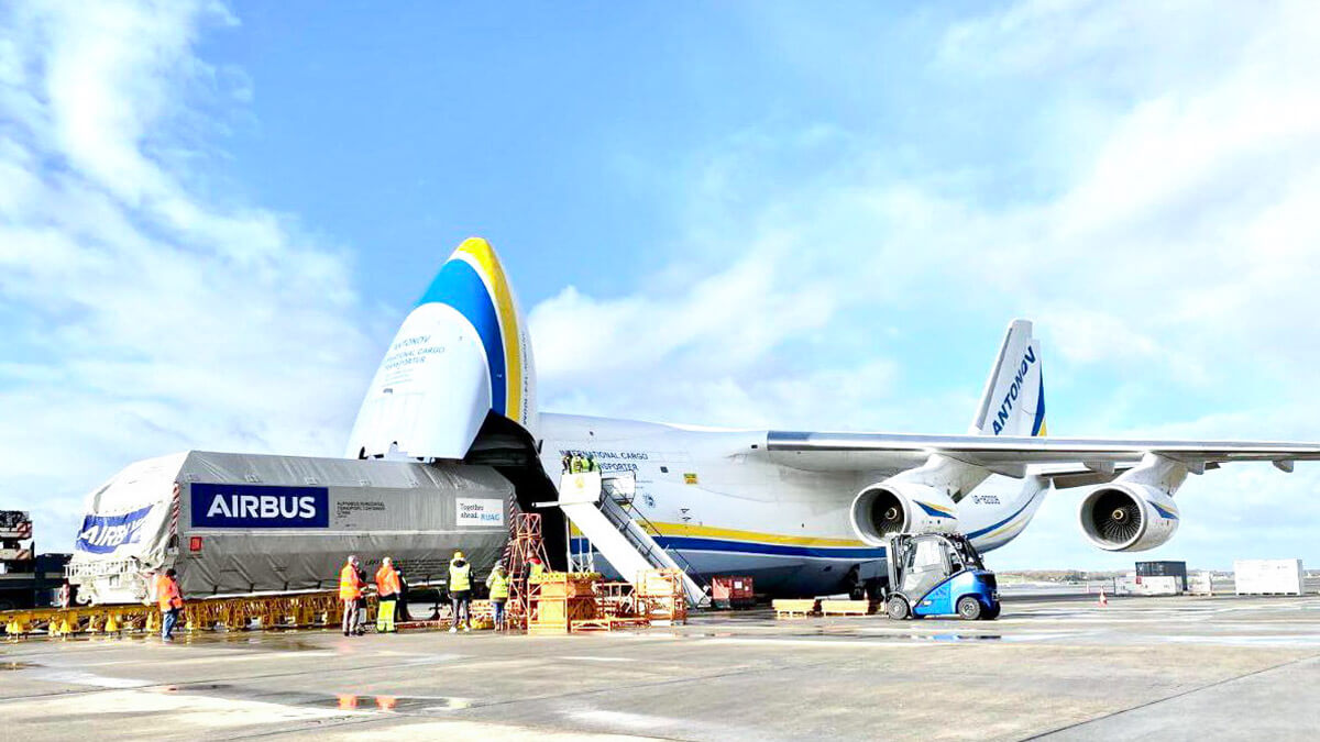 El Spainsat NG-1 cruzó el Atlántico y aterrizó el 9 de enero por la tarde a bordo de un cuatrimotor Antonov An-124 de la compañía ucraniana Antonov Airlines, especializada en el transporte de satélites de grandes dimensiones - PHOTO/Antonov Airlines