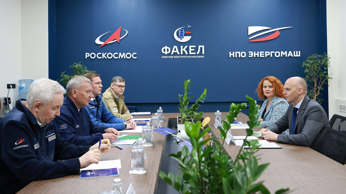 Las sanciones europeas a Rusia aconsejaron relegar los motores eléctricos SPT de la compañía Fakel. En imagen, el director de la agencia espacial de Rusia, Yuri Borisov, con los directivos de Fakel - PHOTO/Roscosmos