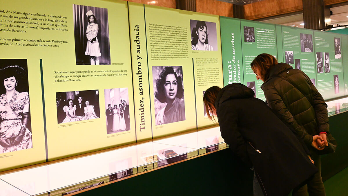 Dos visitantes contemplan libros, cartas y otros documentos de la autora - PHOTO/ANTONIA CORTÉS
