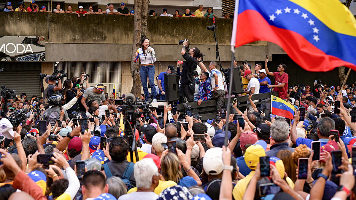 <p>La líder opositora venezolana María Corina Machado se dirige a sus partidarios en una protesta antes de la investidura el viernes del presidente Nicolás Maduro para su tercer mandato, en Caracas, Venezuela, el 9 de enero de 2025 - REUTERS/ GABY ORAA </p>
