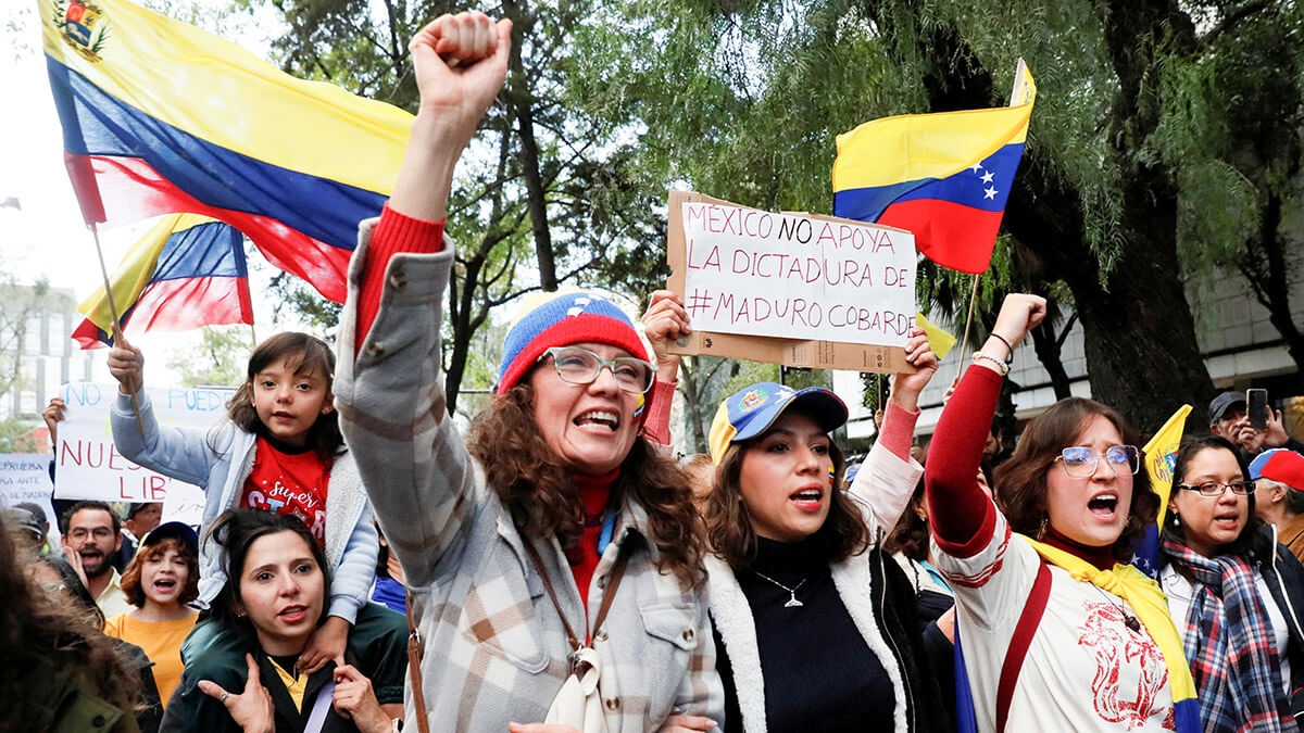 <p>Ciudadanos y venezolanos que viven en México marchan por las calles en apoyo a la oposición de Venezuela, un día antes de que el presidente venezolano Nicolás Maduro sea investido para su tercer mandato, en la Ciudad de México, México, el 9 de enero de 2025 - REUTERS/ HENRY ROMERO </p>