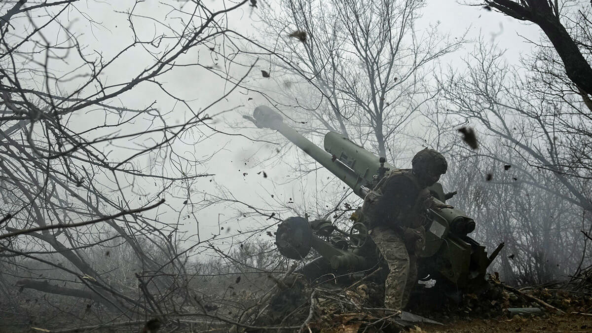 <p>Un militar de la dotación de artillería dispara un obús D-30 hacia las tropas rusas en una posición en la línea del frente, en medio del ataque de Rusia a Ucrania, en la región de Zaporizhia, Ucrania, el 11 de enero de 2025 - PHOTO/ REUTERS</p>