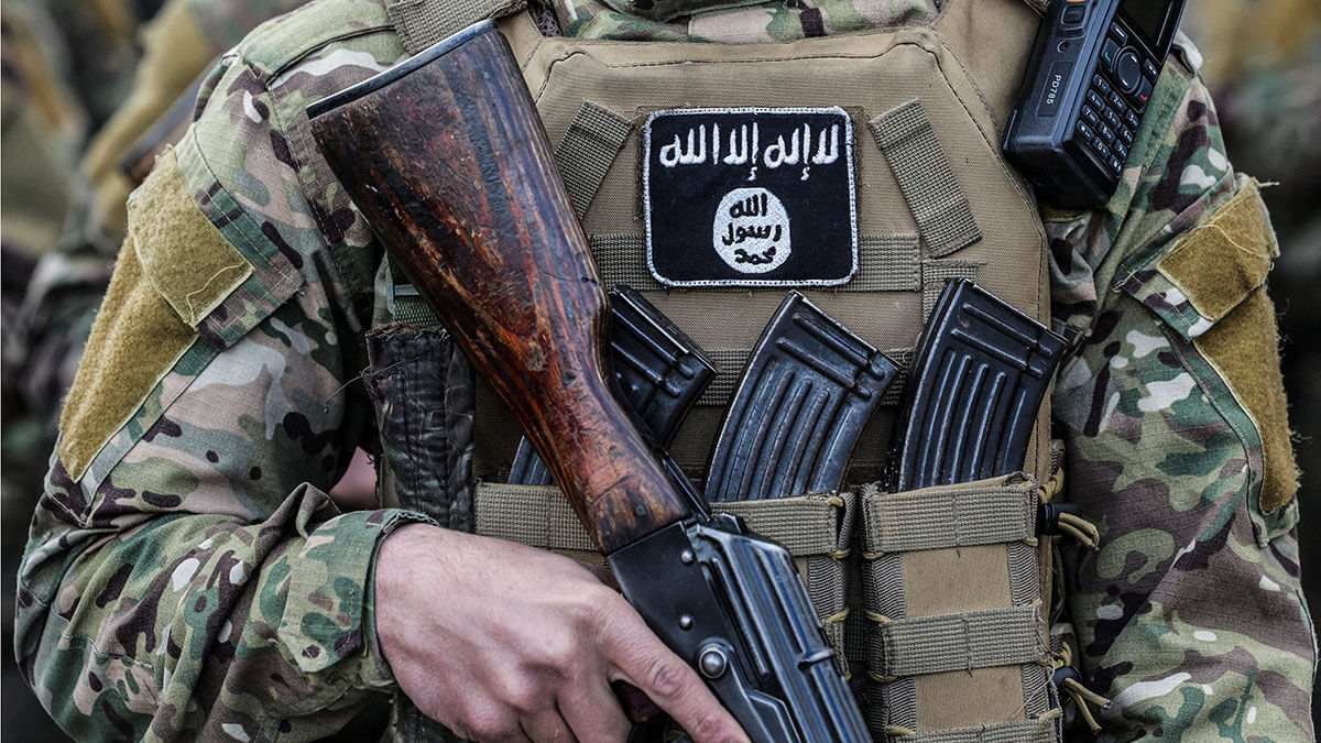 Un parche del Daesh está adherido al uniforme de un combatiente, el día en que la Brigada Khaled, parte de Hayat Tahrir al-Sham (HTS), realiza un desfile militar, después de que Bashar al-Assad de Siria fuera derrocado, en Damasco, Siria, el 27 de diciembre de 2024 - REUTERS/AMR ABDALLAH DAISH