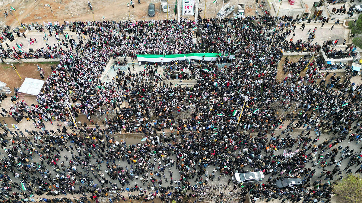 <p>Una vista de drones muestra a personas reunidas para celebrar después del derrocamiento del sirio Bashar al-Assad, en Daraa, Siria, el 27 de diciembre de 2024 - REUTERS/ ZOHRA BENSEMRA</p>