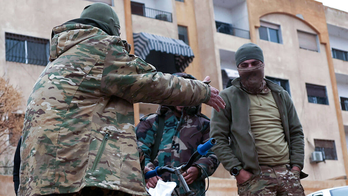 <p>Un combatiente del cuerpo gobernante sirio, que perdió un dedo durante los combates, hace un gesto junto a sus colegas en la vivienda oficial de la Cuarta División del ejército bajo el régimen de Assad, siguiendo las órdenes de evacuación de las facciones de Hayat Tahrir al-Sham (HTS), después de que Bashar al-Assad de Siria fuera derrocado, en las afueras de Damasco, en Siria, el 29 de diciembre de 2024 - REUTERS/ AMR ABDALLAH</p>