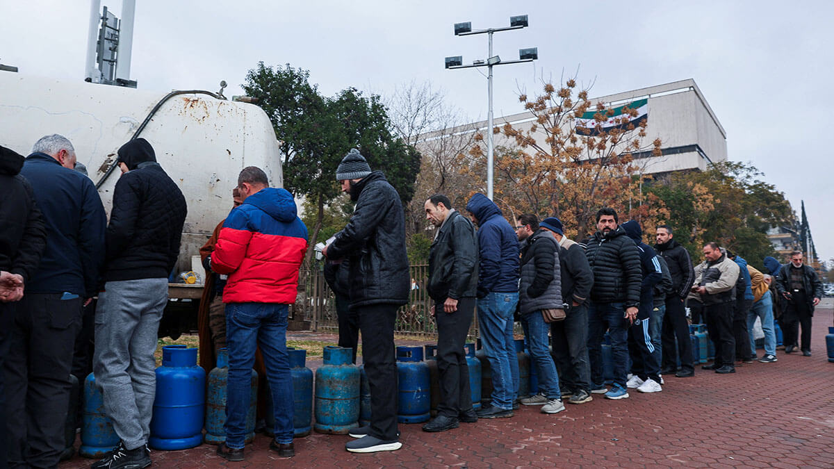 <p>La gente hace cola para llenar sus bombonas de gas durante la escasez de combustible en la Plaza de los Omeyas, tras el derrocamiento del presidente sirio Bashar al-Assad, en Damasco, Siria, el 31 de diciembre de 2024 - REUTERS/ AMR ABDALLAH</p>