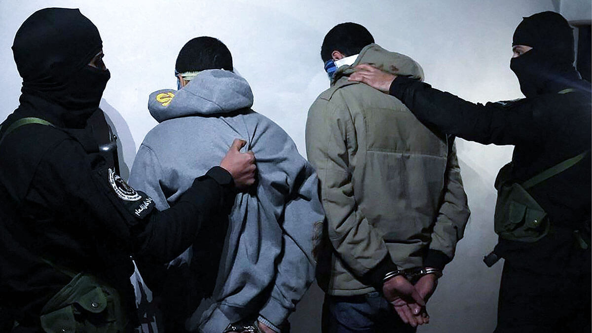 <p>Una fotografía difundida por la agencia oficial de noticias árabe siria (SANA) el 11 de enero de 2025 muestra a lo que la agencia dice que son miembros del grupo Estado Islámico (EI) arrestados por la agencia de inteligencia siria cerca de Damasco - PHOTO/ SANA</p>