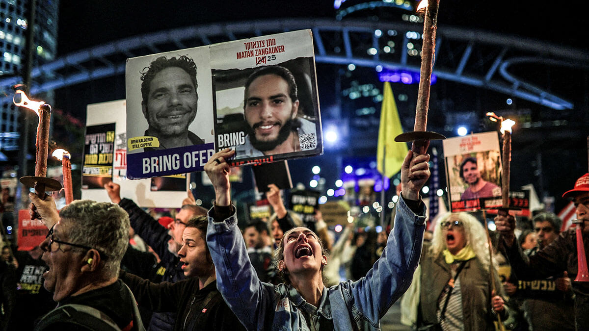 <p>Partidarios de los rehenes israelíes, secuestrados durante el mortal ataque del 7 de octubre de 2023 por parte de Hamás, bloquean una carretera mientras exigen un acuerdo durante una protesta en medio de las negociaciones en curso para un alto el fuego en Gaza, en Tel Aviv, Israel, el 13 de enero de 2025 - REUTERS/ ITAI RON</p>