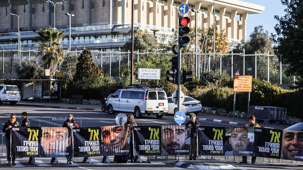<p>Familiares y partidarios de los rehenes israelíes secuestrados durante el mortal ataque del 7 de octubre de 2023 por parte de Hamas protestan para exigir su regreso, en medio de negociaciones para un alto el fuego en Gaza, fuera de la Knesset, el parlamento israelí en Jerusalén el 14 de enero de 2025 - REUTERS/RONEN ZVULUN</p>