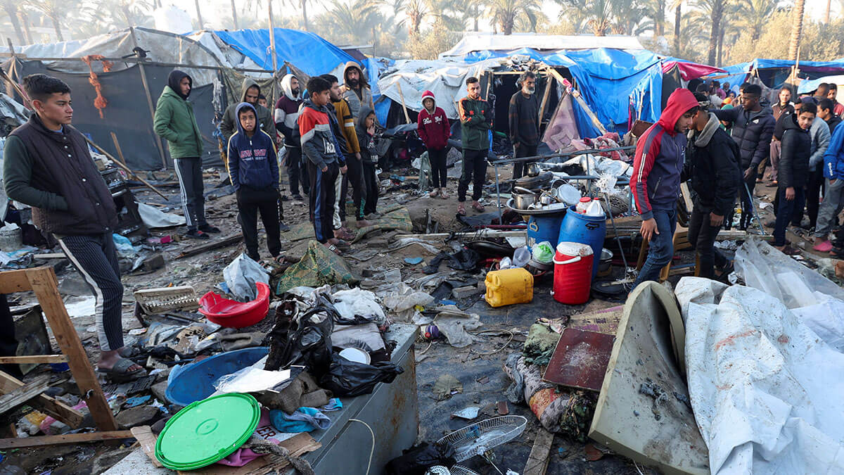 <p>Lugar de un ataque israelí contra un campamento de tiendas de campaña para desplazados, en medio del conflicto en curso entre Israel y Hamás, en Deir Al-Balah, en el centro de la Franja de Gaza, el 14 de enero de 2025 - REUTERS/ RAMADAN ABED</p>