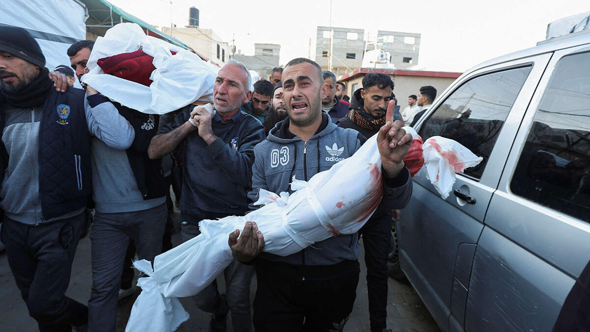 <p>Familiares llevan los cuerpos de los palestinos muertos en ataques israelíes, en medio del conflicto en curso entre Israel y Hamás, en el Hospital de los Mártires de Al-Aqsa, en Deir Al-Balah en el centro de la Franja de Gaza, 14 de enero de 2025 - REUTERS/ RAMADAN ABED</p>