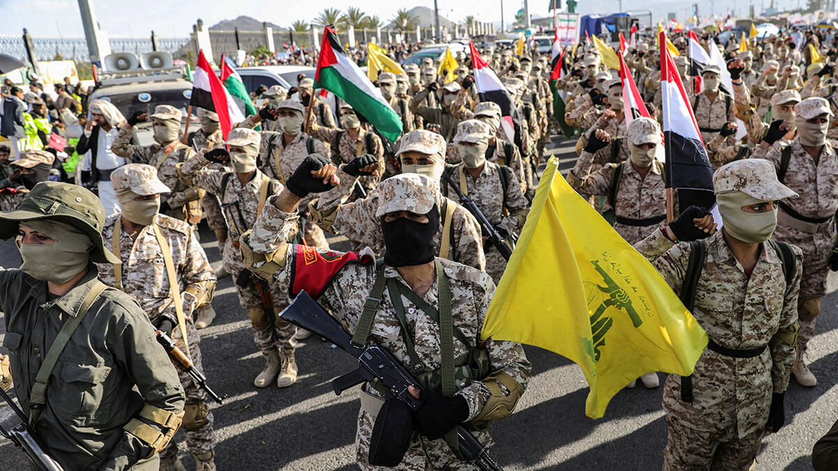 Combatientes hutíes recién reclutados asisten a una manifestación celebrada por manifestantes, principalmente partidarios hutíes, para mostrar su apoyo al Hezbolá del Líbano y a los palestinos en la Franja de Gaza, en Saná, Yemen, el 29 de noviembre de 2024 - REUTERS/ KHALED ABDULLAH