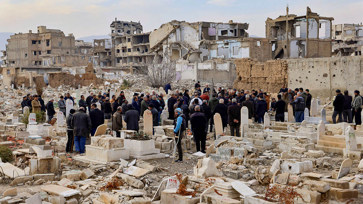 Tumbas dañadas en el cementerio después del derrocamiento de Bashar al-Assad en Siria, en Jobar, en las afueras de Damasco, Siria, el 4 de enero de 2025 - REUTERS/ KHALIL ASHAWI