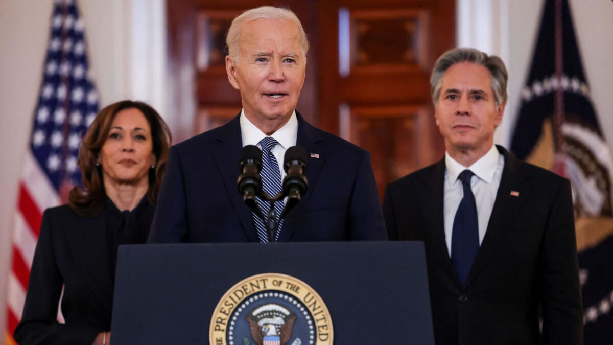 El presidente de Estados Unidos, Joe Biden, con la vicepresidenta, Kamala Harris, y el secretario de Estado, Antony Blinken, anunciando el alto el fuego entre Israel y Hamás - REUTERS/Evelyn Hocksteinarabicphoto